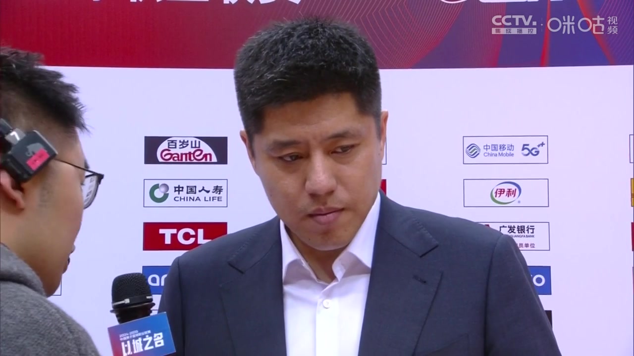 潘江:上半场有松懈 篮板不错但失误也很多