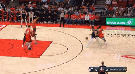 镇守篮下!凯斯勒几乎空篮要扣 阿门斜刺里杀出大帽扇飞